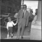 Charlton Heston ripreso per strada con un bambino  ...