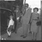 Charlton Heston ripreso per strada con un bambino  ...