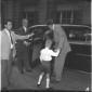 Charlton Heston ripreso per strada con un bambino  ...