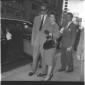 Charlton Heston ripreso per strada con un donna me ...
