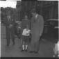 Charlton Heston ripreso per strada con un bambino  ...