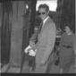 Charlton Heston ripreso per strada con un bambino  ...