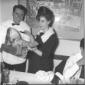 Susan Strasberg ripresa al ristorante mentre scher ...