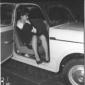 Susan Strasberg ripresa in un interno di automobil ...
