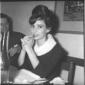 Susan Strasberg ripresa al ristorante seduta sorri ...