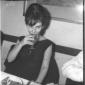 Susan Strasberg ripresa al ristorante seduta mentr ...