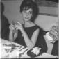 Susan Strasberg ripresa al ristorante seduta - pia ...