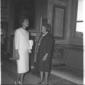 Sirikit di Thailandia con una signora all'interno  ...