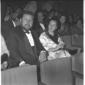 Peter Ustinov con la moglie seduti nella platea de ...