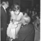Gina Lollobrigida discorre con il direttore della  ...