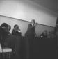 Un uomo, sul palco, fa un discorso al congresso di ...