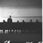 Un uomo, sul palco, fa un discorso al congresso di ...