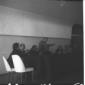 Un uomo, sul palco, fa un discorso al congresso di ...