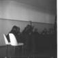 Un uomo, sul palco, fa un discorso al congresso di ...