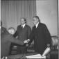 Il ministro Giorgio Bo e Giuseppe Petrilli stringo ...