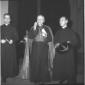 Il cardinale Cento cammina sorridente tra due prel ...
