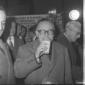 Il ministro Rumor mentre beve un bicchiere di latt ...
