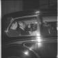 Seduti in un'automobile Douglas-Home e Macmillan.  ...