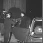 Moro colto vicino ad un'automobile all'esterno di  ...