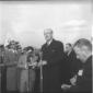 Harold Macmillan ripreso durante una conferenza st ...