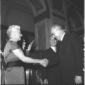 Giuseppe Saragat stringe la mano, accennando un in ...