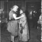 La signora Zellerbach saluta una signora anziana c ...