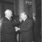 Scelba stringe la mano all'ambasciatore Zellerbach ...