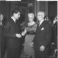 Un invitato conversa con l'ambasciatore Zellerbach ...