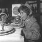Una bimba emigrante mangia un piatto di spaghetti  ...
