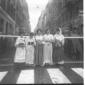 Delle donne, in abiti tradizionali siciliani, con  ...