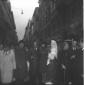 Un gruppo di persone e delle donne con  abiti tipi ...