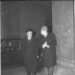 Giorgio Bo ripreso, in conversazione, accanto ad u ...