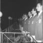 Un gruppo di atleti in fila. Piano americano