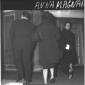 Anna Magnani, di spalle, in un corridoio del teatr ...