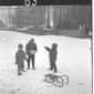 Dei bambini giocano sulla neve con uno slittino. T ...