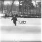 Un bambino gioca con lo slittino sulla neve di Riv ...
