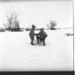 Due bambini giocano con lo slittino sulla neve di  ...
