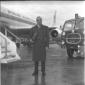 Il ministro Yahya ritratto ai piedi dell'aereo su  ...