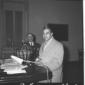 Aldo Moro davanti all'urna prima del voto. Piano a ...