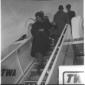 Sophia Loren ripresa mentre scende dall'aereo. Tot ...