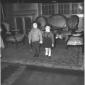 Riprese due bambine in occasione della consegna de ...