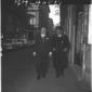 Bozzi in compagnia di un vigile mentre si reca all ...