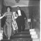 Un uomo e una donna scendono le scale del teatro d ...