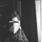 Una donna ripresa in un corridoio del teatro dell' ...