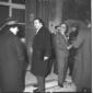 Andreotti discute con delle persone di spalle all' ...
