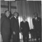 Harriman, assieme ad un proprio collaboratore, rip ...