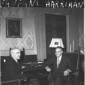 Fanfani e l'ambasciatore Harriman seduti su una se ...