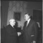Fanfani stringe la mano all'ambasciatore Harriman  ...