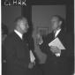 L'ambasciatore Clark discute con un uomo a palazzo ...