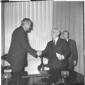 Fanfani stringe la mano all'ambasciatore Harriman  ...